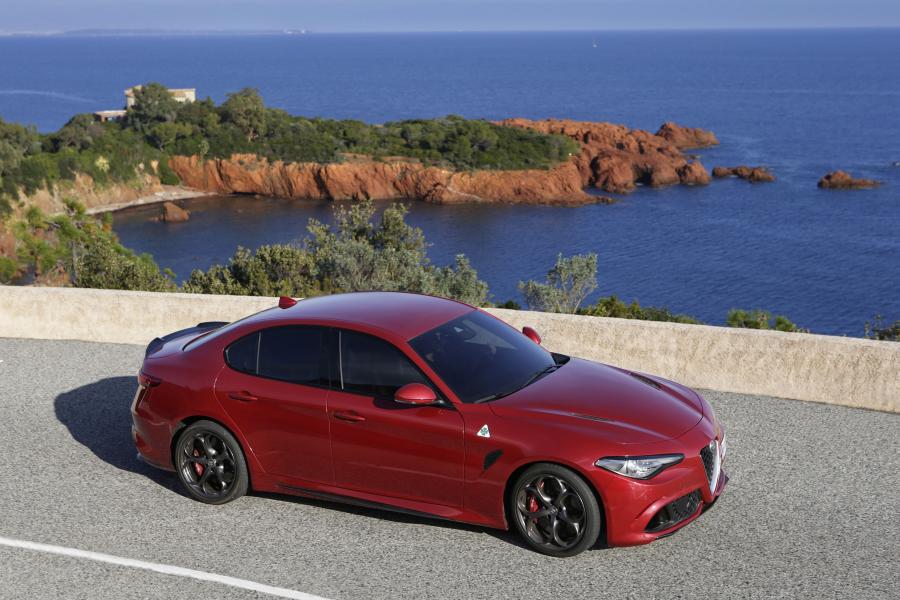  Alfa Romeo Giulia Quadrifoglio 2016 года  (WW) (фото 18 из 40)